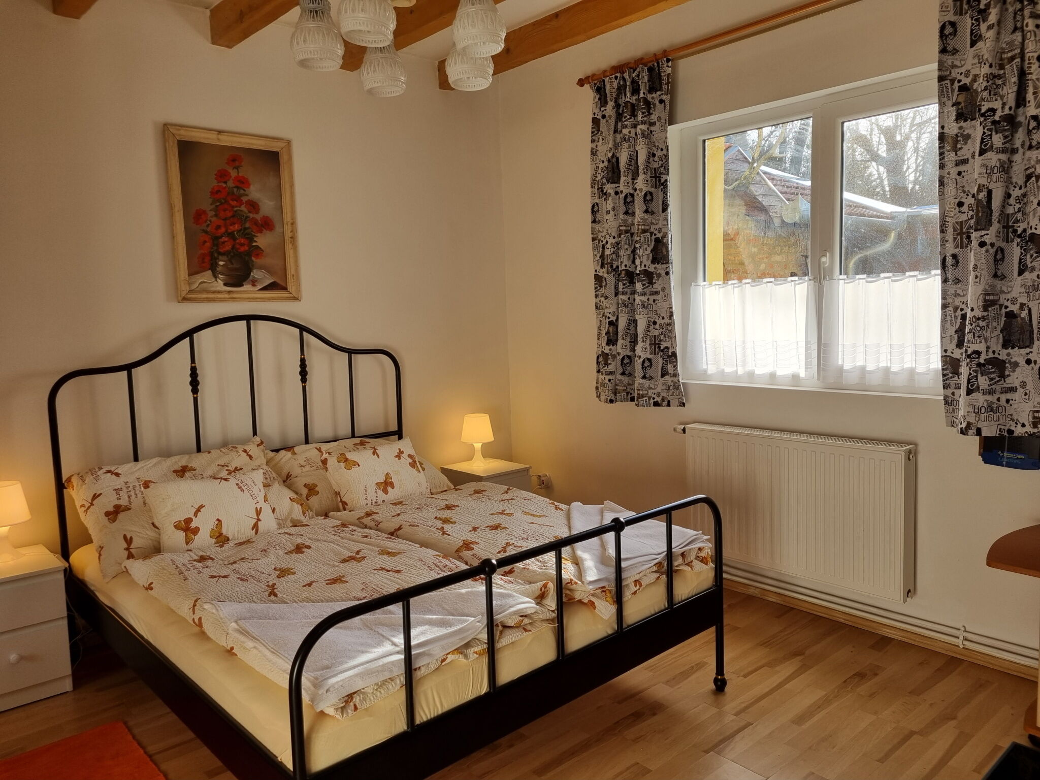 Tóra néző teljes ház 2 fős apartman 1 hálótérrel (pótágyazható) – Tóparti Vendégház Dunaújváros bal 2 ágyas apartman pótágyazható