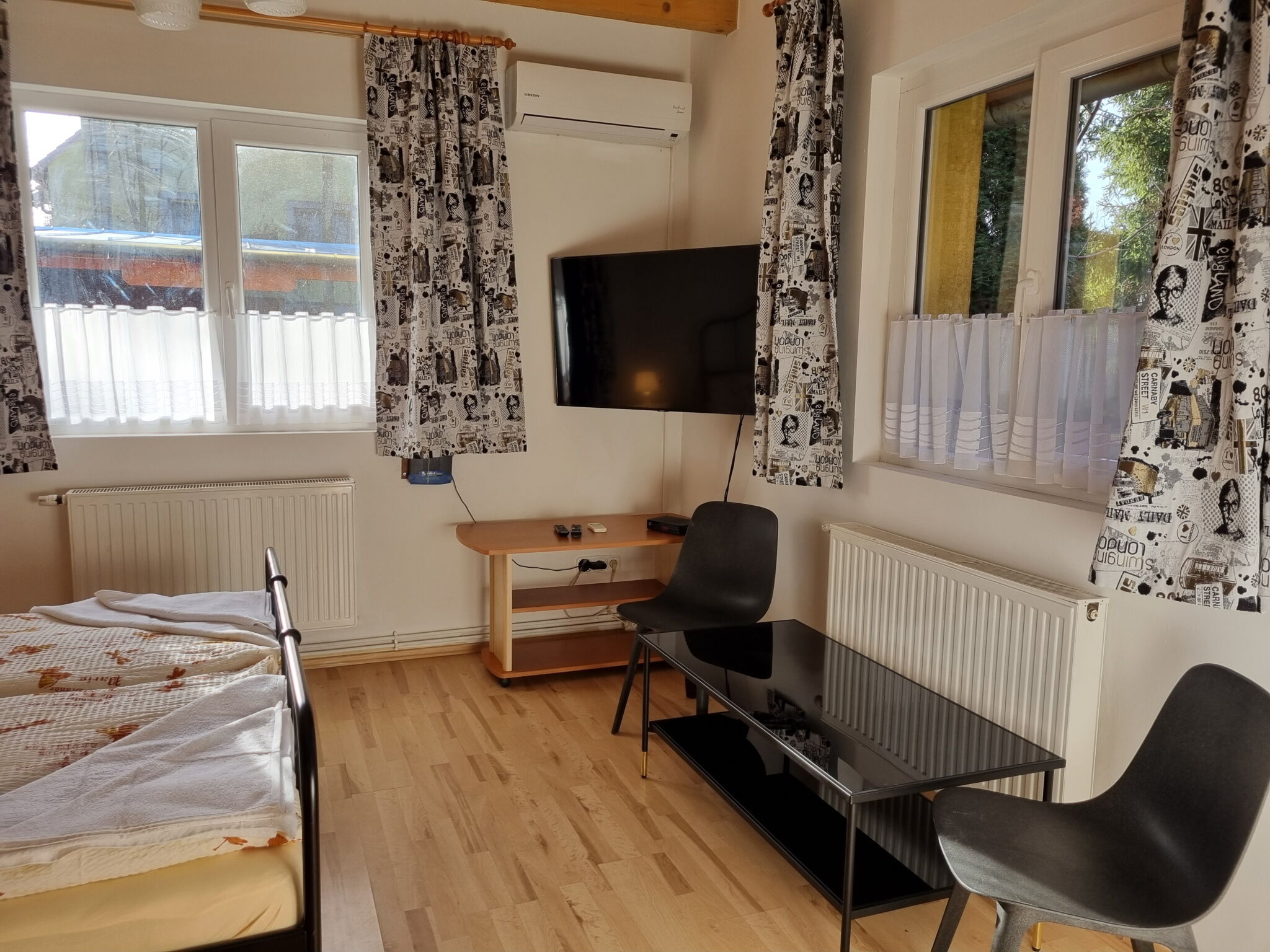 Tóra néző teljes ház 2 fős apartman 1 hálótérrel (pótágyazható) – Tóparti Vendégház Dunaújváros bal 2 ágyas apartman pótágyazható
