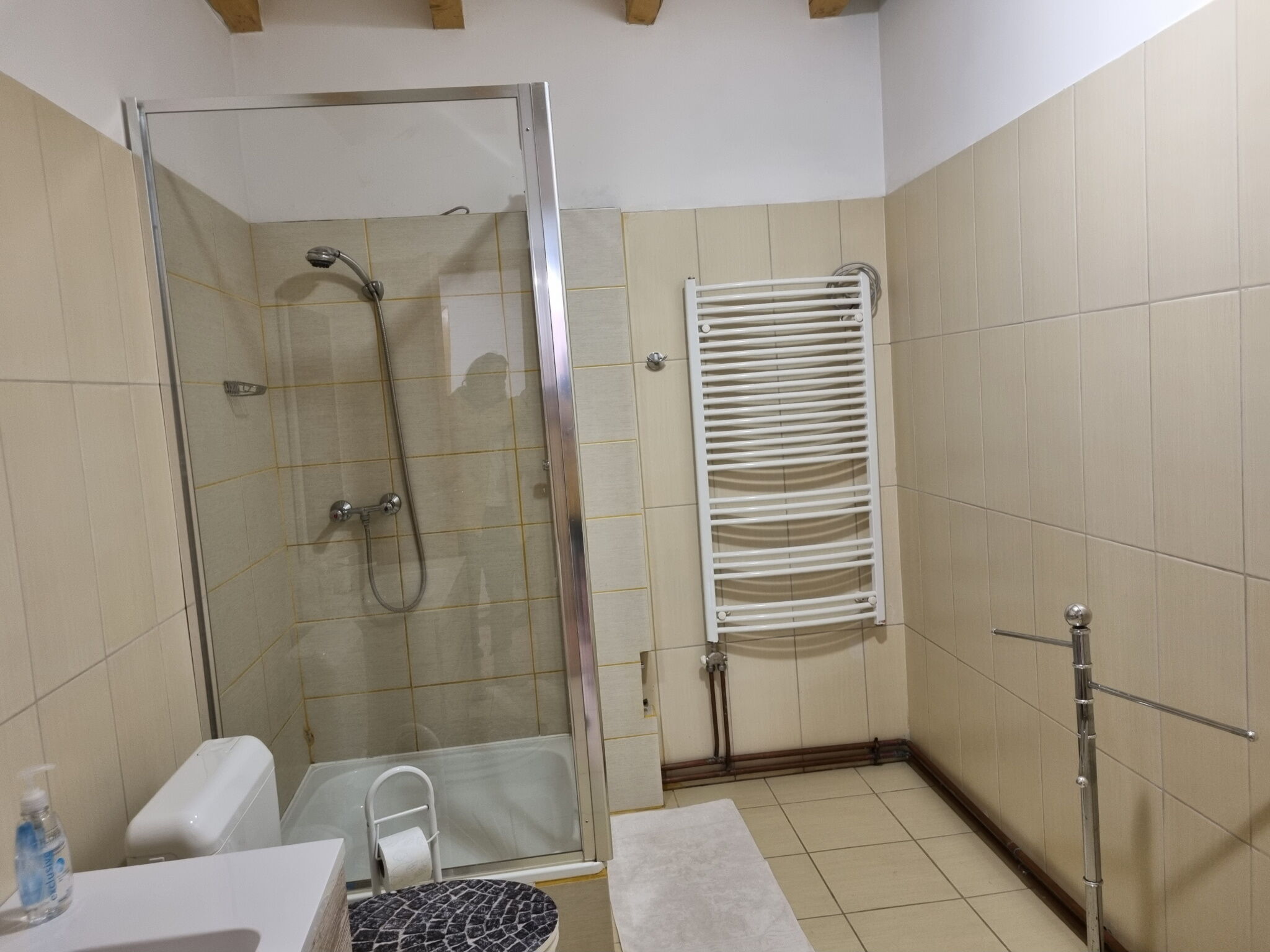 Tóra néző teljes ház 2 fős apartman 1 hálótérrel (pótágyazható) – Tóparti Vendégház Dunaújváros bal 2 ágyas apartman pótágyazható
