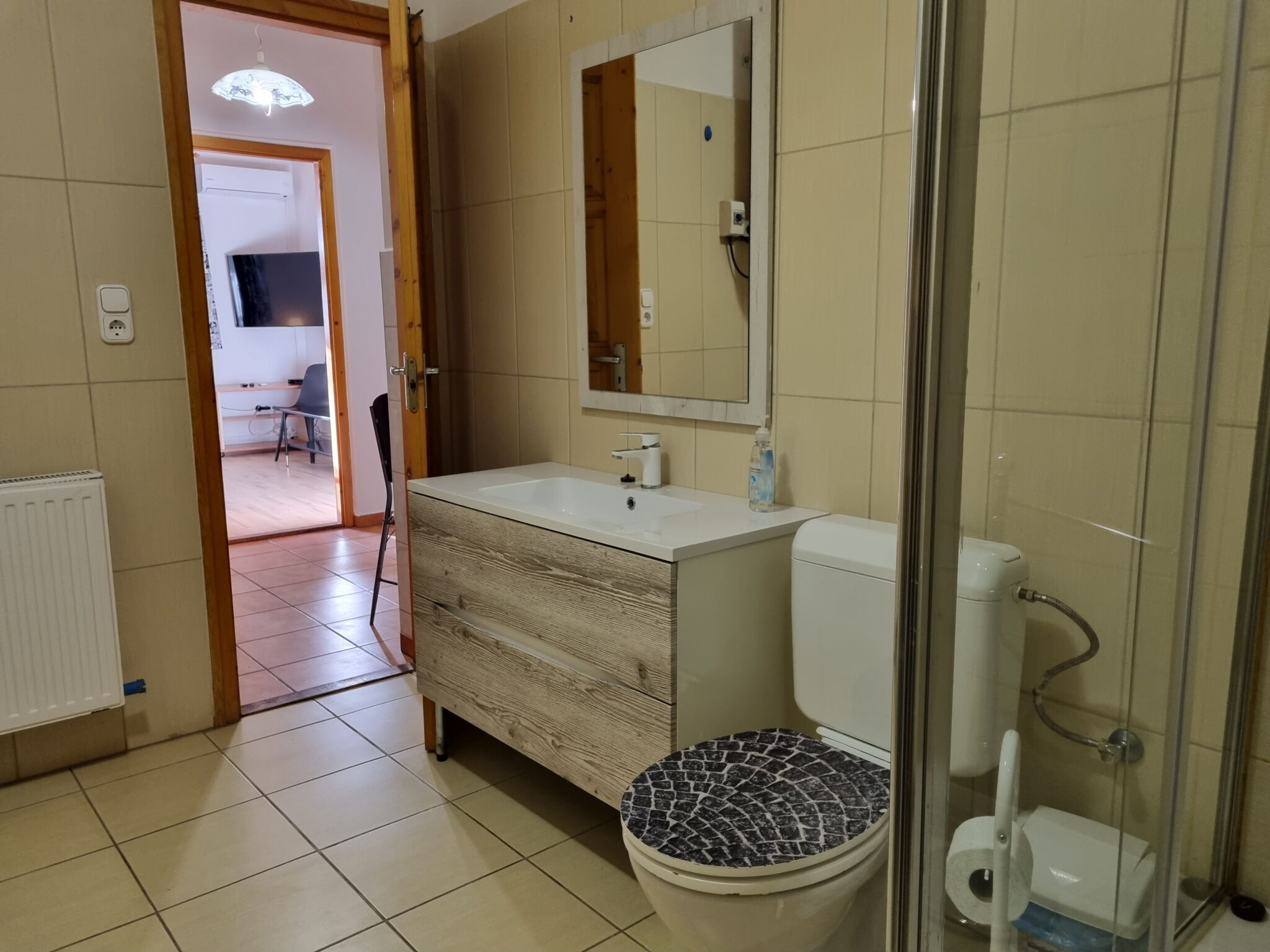 Tóra néző teljes ház 2 fős apartman 1 hálótérrel (pótágyazható) – Tóparti Vendégház Dunaújváros bal 2 ágyas apartman pótágyazható