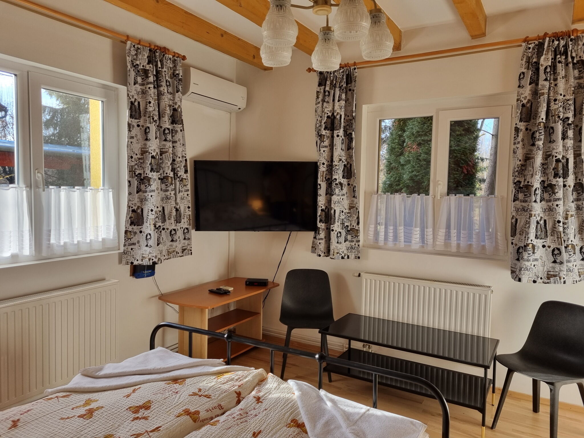 Tóra néző teljes ház 2 fős apartman 1 hálótérrel (pótágyazható) – Tóparti Vendégház Dunaújváros bal 2 ágyas apartman pótágyazható