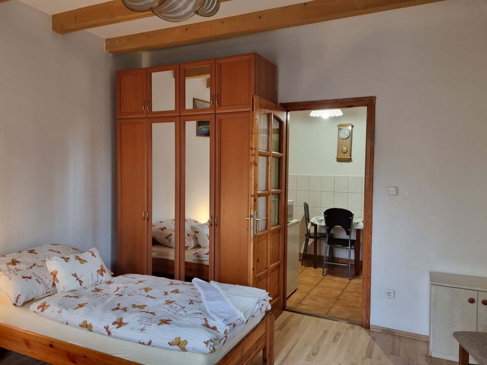 2 fős apartman 1 hálótérrel (pótágyazható) – Tóparti Vendégház Dunaújváros bal 2 ágyas apartman pótágyazható