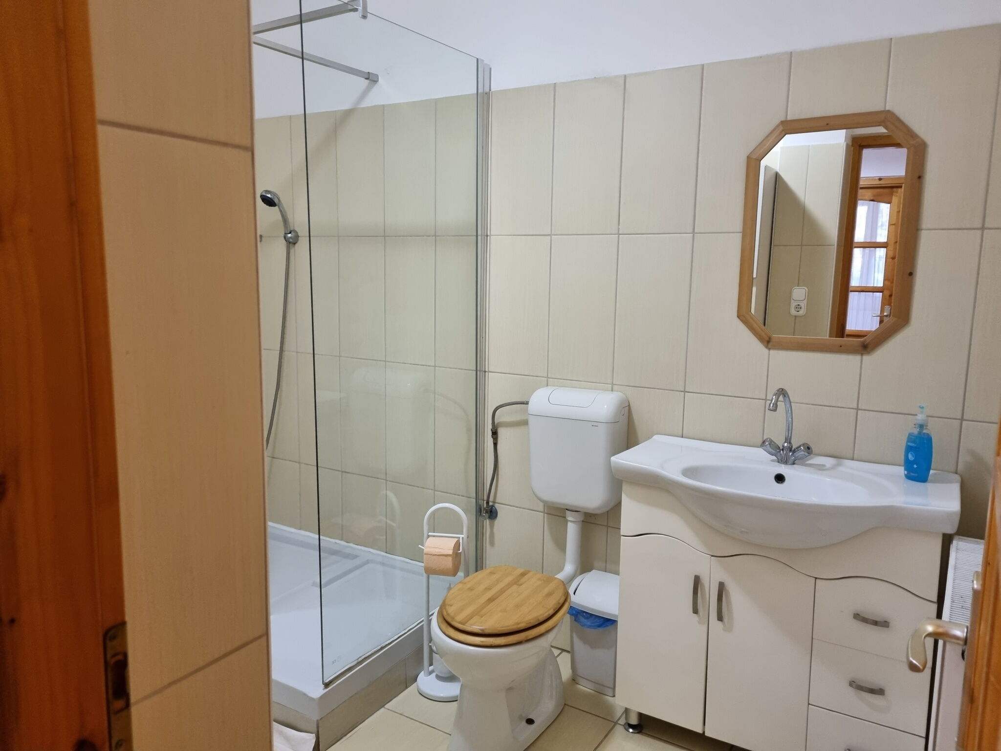 2 fős apartman 1 hálótérrel (pótágyazható) – Tóparti Vendégház Dunaújváros bal 2 ágyas apartman pótágyazható